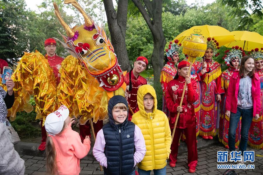 （國(guó)際）（8）莫斯科動(dòng)物園為大熊貓&ldquo;如意&rdquo;和&ldquo;丁丁&rdquo;慶生