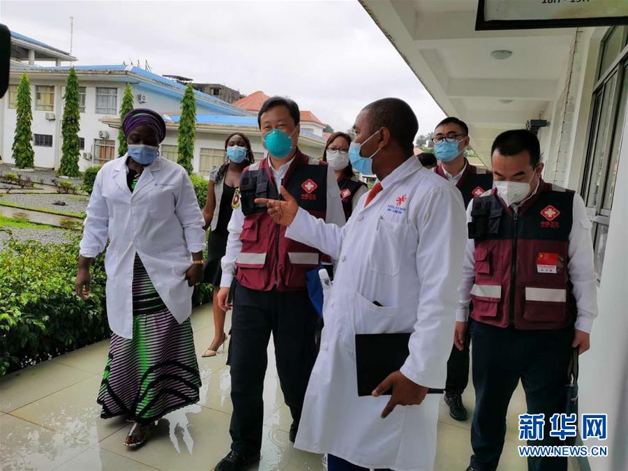 （國際疫情&middot;圖文互動）（1）中國專家組與幾內亞醫護人員交流抗疫經驗