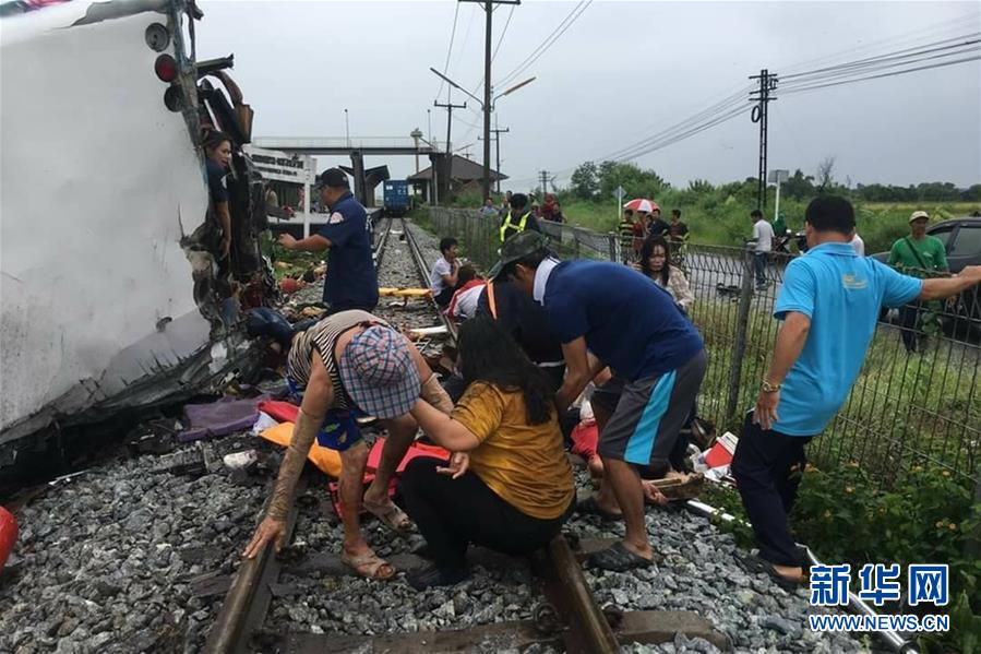 （國際）（1）泰國中部發生火車與巴士相撞事故